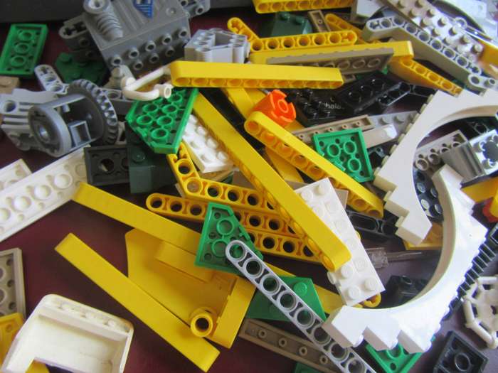 300g OF VARIOUS LEGO ITEMS- AS PER SCAN - BID PER 2 GRAMS - LE1
