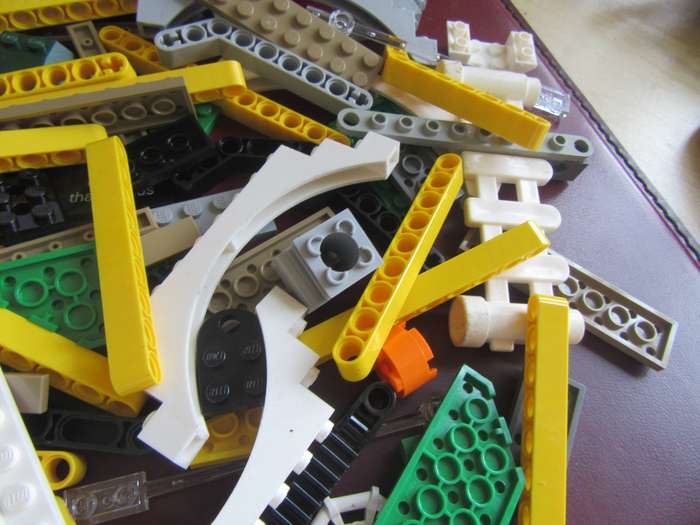 300g OF VARIOUS LEGO ITEMS- AS PER SCAN - BID PER 2 GRAMS - LE1