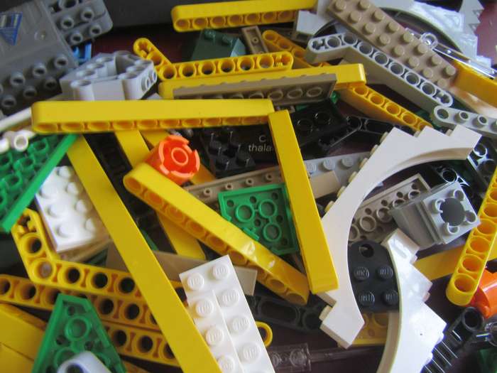 300g OF VARIOUS LEGO ITEMS- AS PER SCAN - BID PER 2 GRAMS - LE1