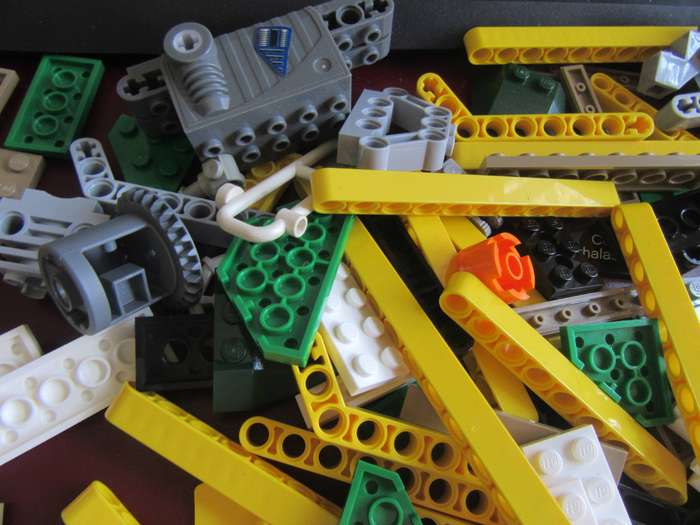 300g OF VARIOUS LEGO ITEMS- AS PER SCAN - BID PER 2 GRAMS - LE1
