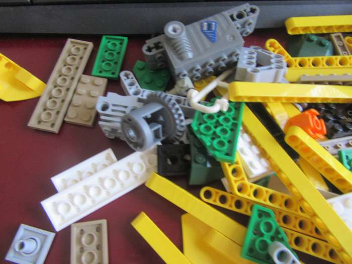 300g OF VARIOUS LEGO ITEMS- AS PER SCAN - BID PER 2 GRAMS - LE1