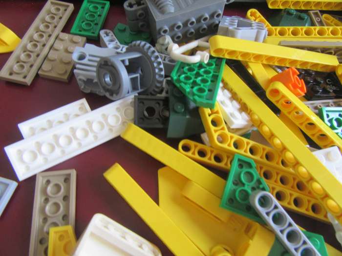 300g OF VARIOUS LEGO ITEMS- AS PER SCAN - BID PER 2 GRAMS - LE1