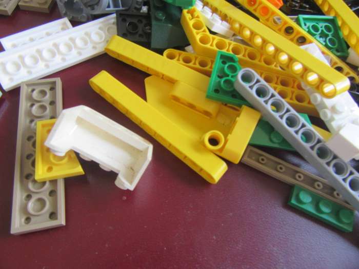 300g OF VARIOUS LEGO ITEMS- AS PER SCAN - BID PER 2 GRAMS - LE1