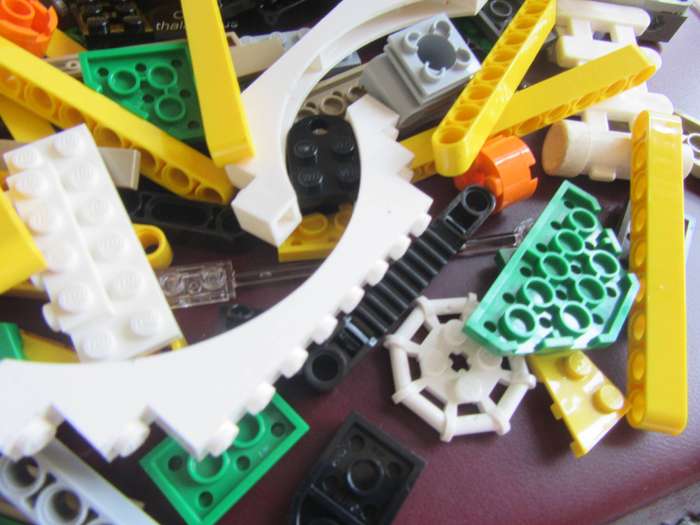 300g OF VARIOUS LEGO ITEMS- AS PER SCAN - BID PER 2 GRAMS - LE1
