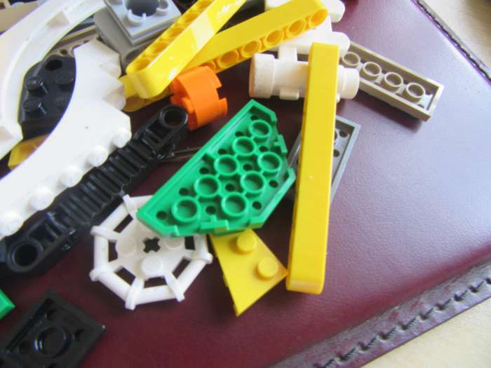 300g OF VARIOUS LEGO ITEMS- AS PER SCAN - BID PER 2 GRAMS - LE1