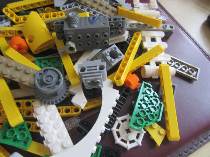 300g OF VARIOUS LEGO ITEMS- AS PER SCAN - BID PER 2 GRAMS - LE1