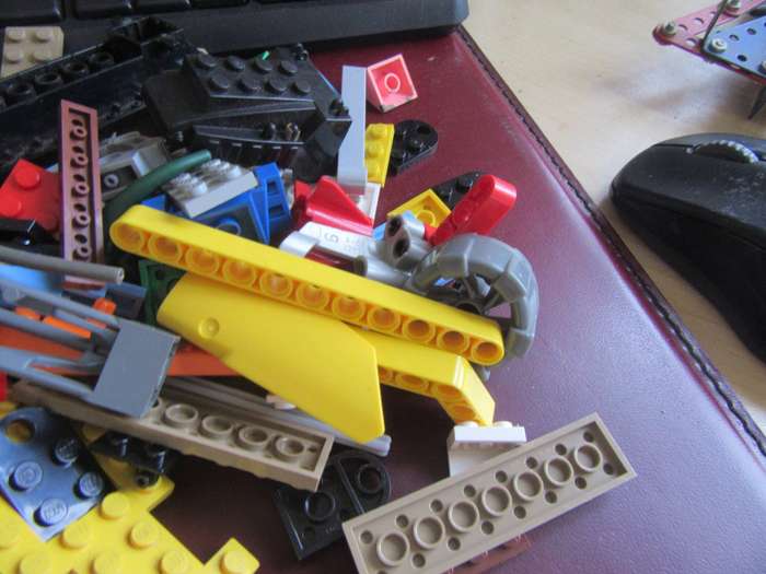 430g OF VARIOUS LEGO ITEMS- AS PER SCAN - BID  PER 2 GRAMS - LE2