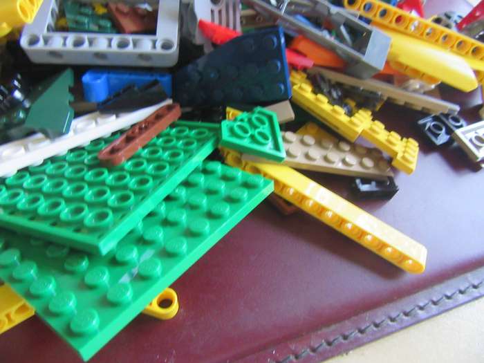 430g OF VARIOUS LEGO ITEMS- AS PER SCAN - BID  PER 2 GRAMS - LE2