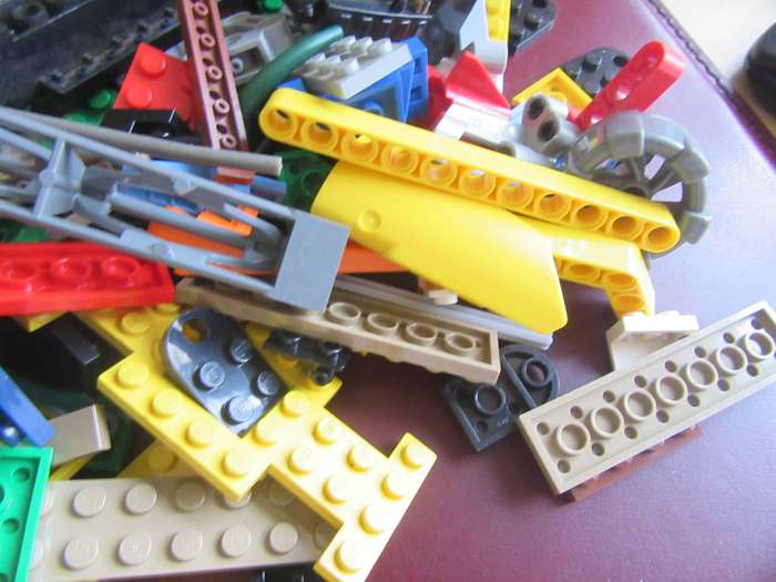 430g OF VARIOUS LEGO ITEMS- AS PER SCAN - BID  PER 2 GRAMS - LE2