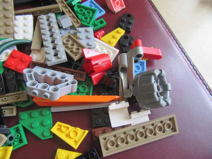 430g OF VARIOUS LEGO ITEMS- AS PER SCAN - BID  PER 2 GRAMS - LE2