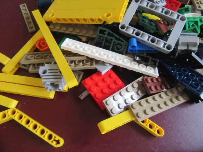 430g OF VARIOUS LEGO ITEMS- AS PER SCAN - BID  PER 2 GRAMS - LE2