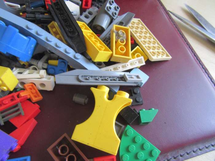 600 g OF VARIOUS LEGO ITEMS - AS PER SCAN - BID PER TWO GRAMS - LE5