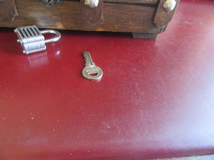 WOODEN JEVELLERY BOX - APPR. A50X120 X 100MM WITH LOCK AND KEY- AS PER SCAN - MD