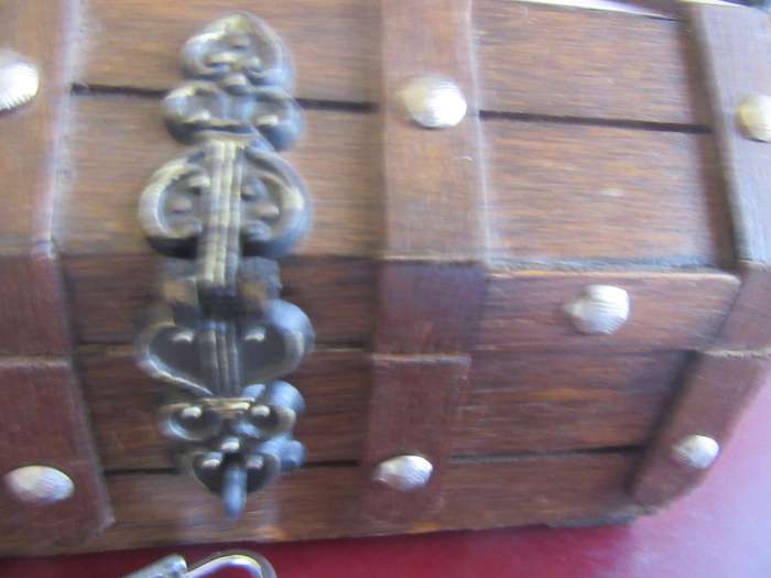 WOODEN JEVELLERY BOX - APPR. A50X120 X 100MM WITH LOCK AND KEY- AS PER SCAN - MD