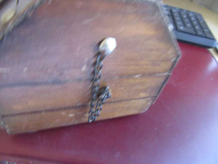 WOODEN JEVELLERY BOX - APPR. A50X120 X 100MM WITH LOCK AND KEY- AS PER SCAN - MD