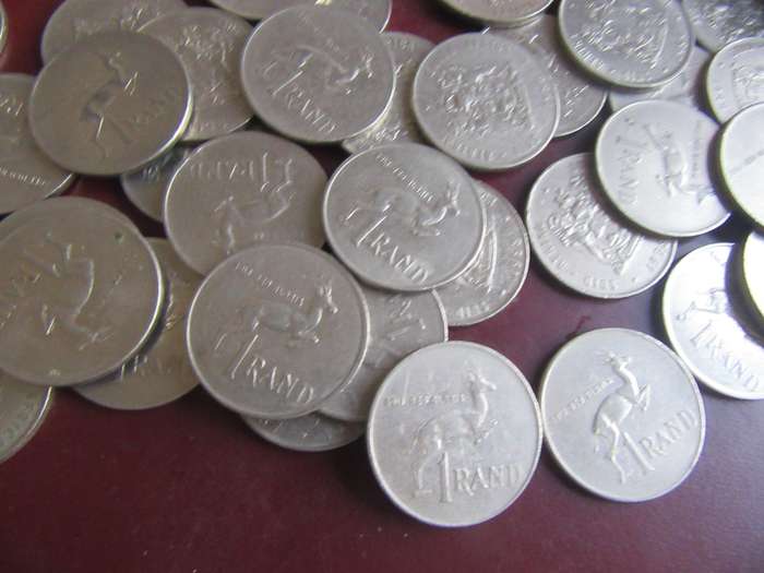 RSA 67ONE RAND COINS -44 COAT OF ARMS/23 WITH PRESIDENT - VARIOUSYEARS - BID PER COIN - LOT 46