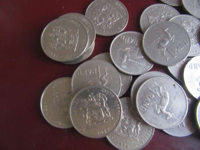 RSA 67ONE RAND COINS -44 COAT OF ARMS/23 WITH PRESIDENT - VARIOUSYEARS - BID PER COIN - LOT 46