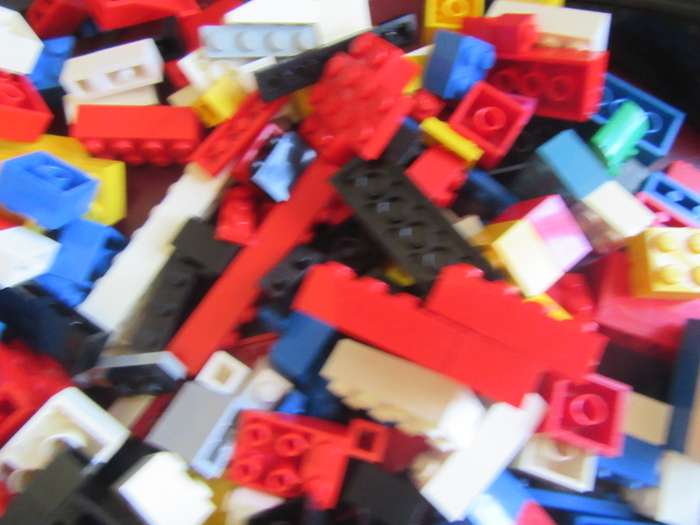 560LLEGO BRICKS/PLATES INCL. CARRY CASE- AS PER SCAN - BID PER ITEM