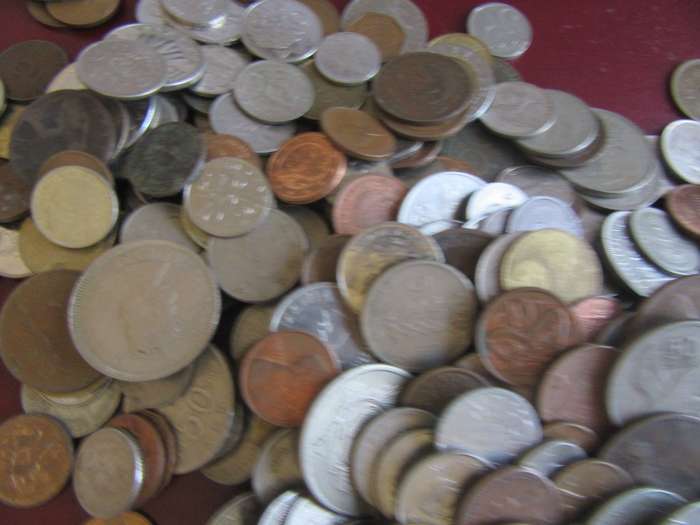 GOOD START FOR THE BEGINNER - 400 WORLD COINS INCL. RSA COINS - AS PER SCAN - BID PER COIN - LOT43