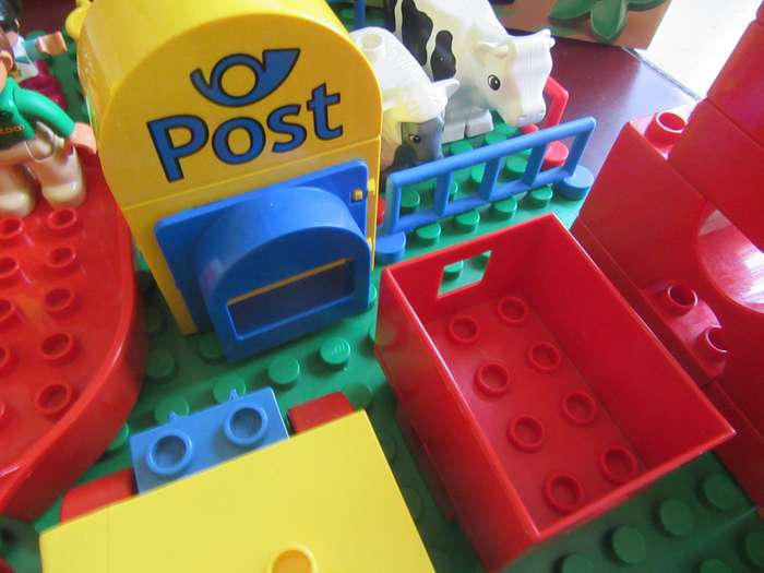 COMPLETE DUPLO NO. 6173 PLUS ANIMALS, FIGURES, BRICKS - AS PER SCAN - ONE LOT