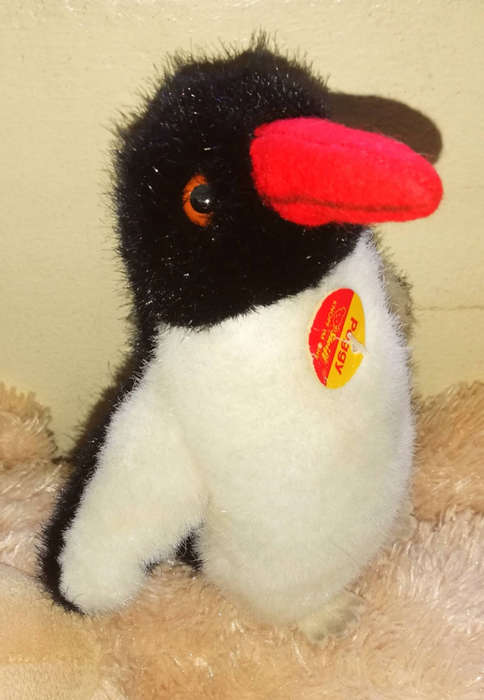 Original 1991 Steiff Penquin. Collectable Vintage Peggy the cuddly plush. 15cm.