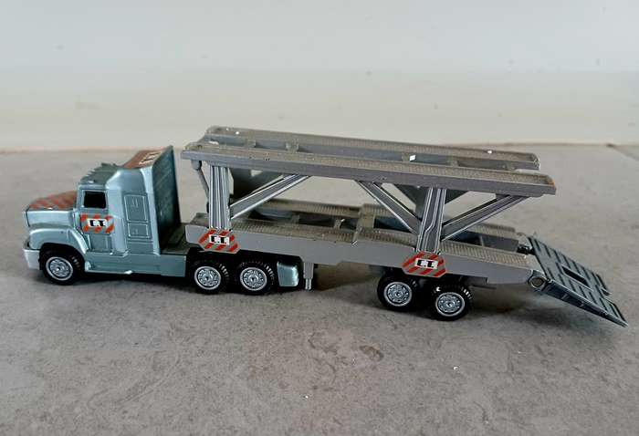 Model - Truck (Freightliner?) and Car transport trailer - Plastic Scale 1.87 - Made China (MOD011)