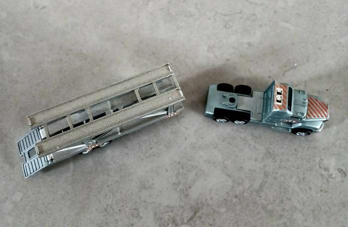Model - Truck (Freightliner?) and Car transport trailer - Plastic Scale 1.87 - Made China (MOD011)
