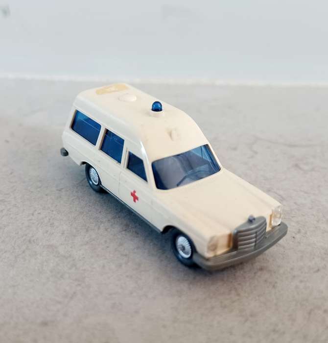 Wiking MODEL:  Mercedes 200 Ambulance