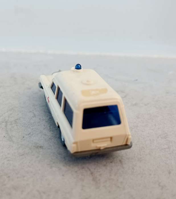 Wiking MODEL:  Mercedes 200 Ambulance
