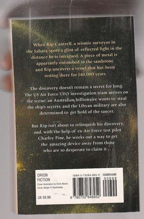 Saucer - Stephen Coonts - Remains of a flying saucer is found in the Sahara