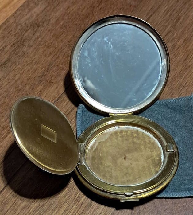 Powder compact and mirror compact