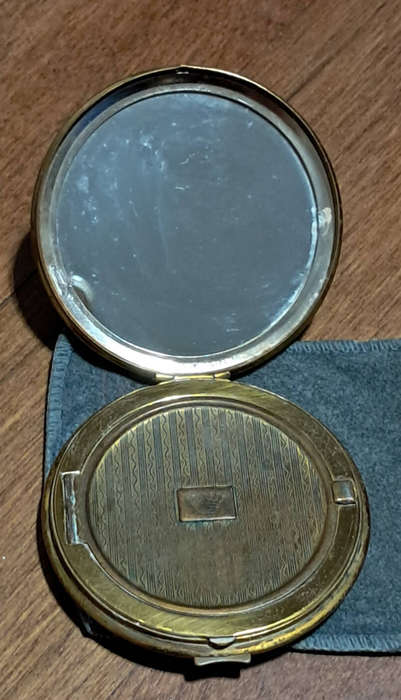 Powder compact and mirror compact
