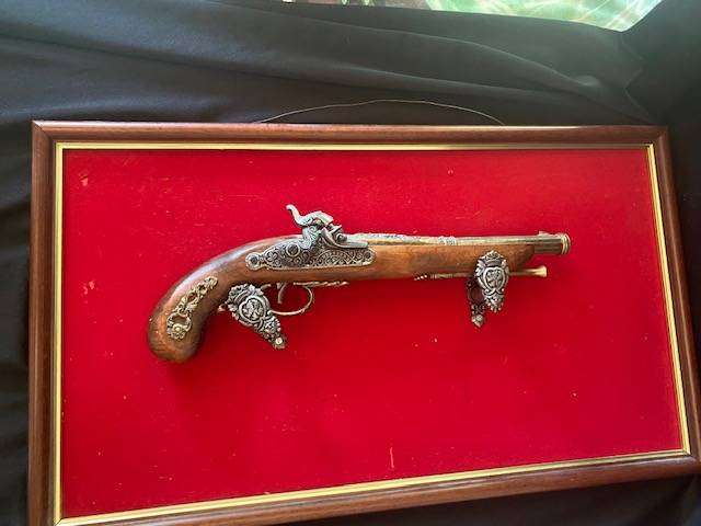 MOUNTED SPANISH FLINTLOCK PISTOL REPLICA (NON SHOOTING)