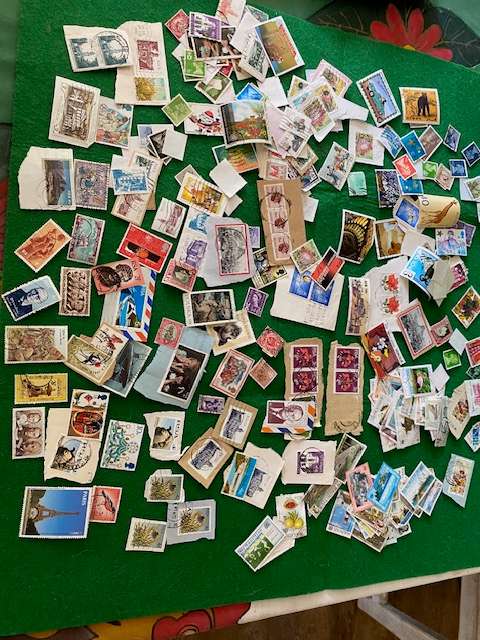 BUNDLE OF COLLECTABLE STAMPS