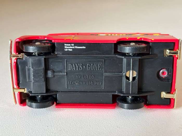 LD Van "Standard Fireworks" issue 15 (Lledo/Days Gone +/-1:60)