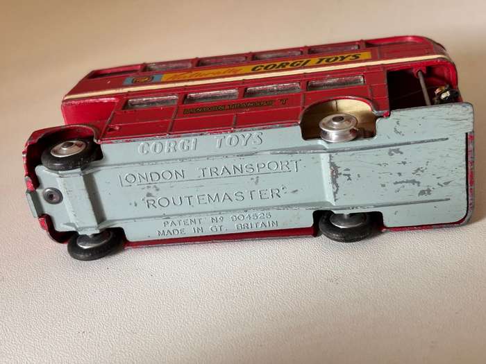 Routemaster Bus - London Transport #468 (Corgi +/-1:43 made in Britain)