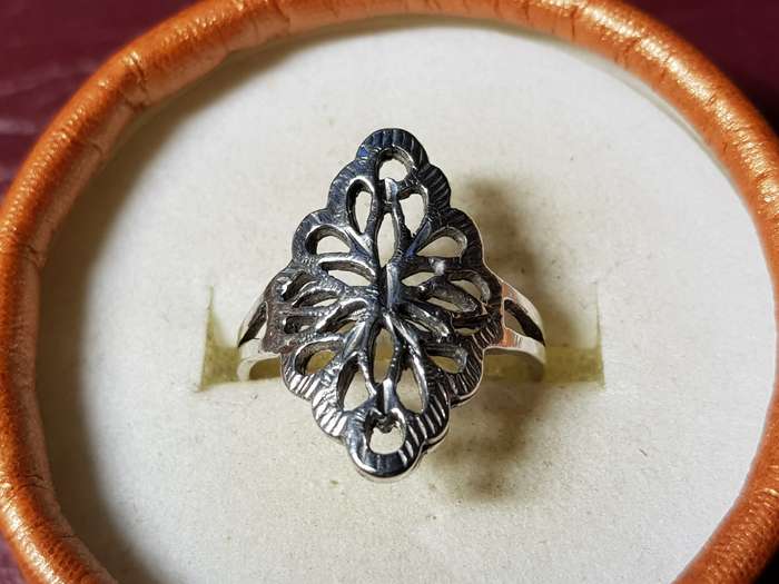 Lovely Genuine Solid Sterling Silver Ring In Very Good Condition - [2,85 g]