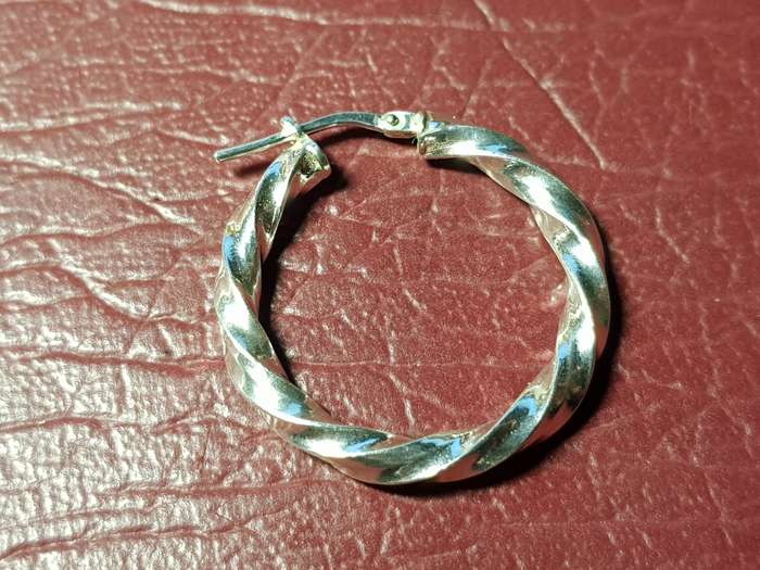 Only One Solid Sterling Silver Earring In Very Good Condition - [1,8 g]