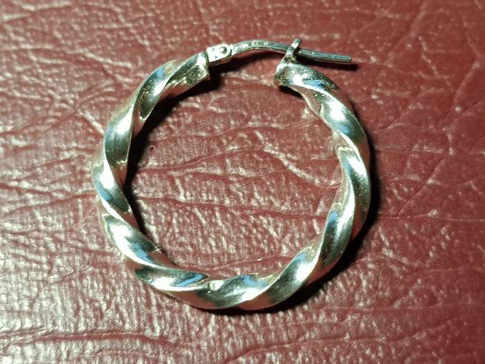 Only One Solid Sterling Silver Earring In Very Good Condition - [1,8 g]