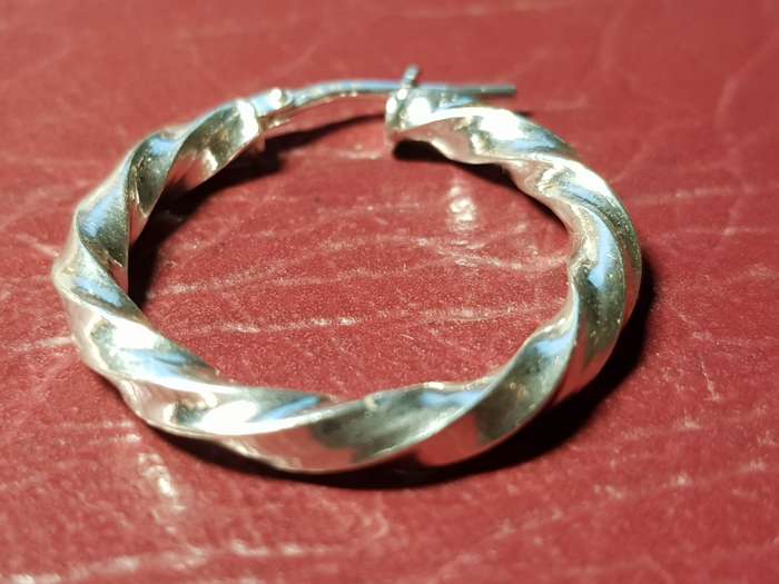 Only One Solid Sterling Silver Earring In Very Good Condition - [1,8 g]