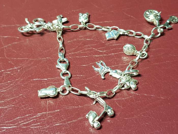 Lovely Genuine Solid Sterling Silver Charm Bracelet in Excellent Condition - [11 g]
