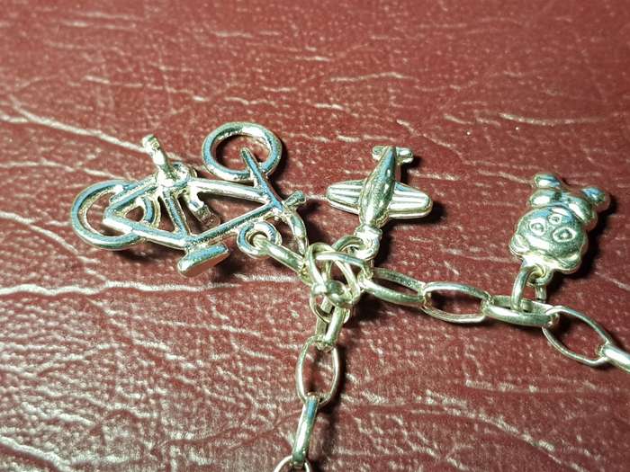 Lovely Genuine Solid Sterling Silver Charm Bracelet in Excellent Condition - [11 g]