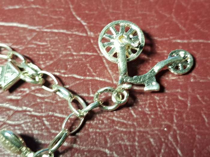 Lovely Genuine Solid Sterling Silver Charm Bracelet in Excellent Condition - [11 g]