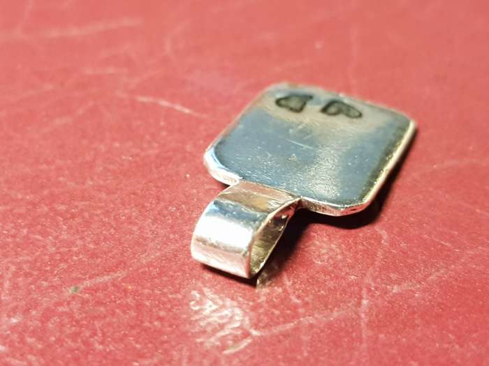 Lovely Genuine Solid Sterling Silver Pendant In Very Good Condition - [3 g]