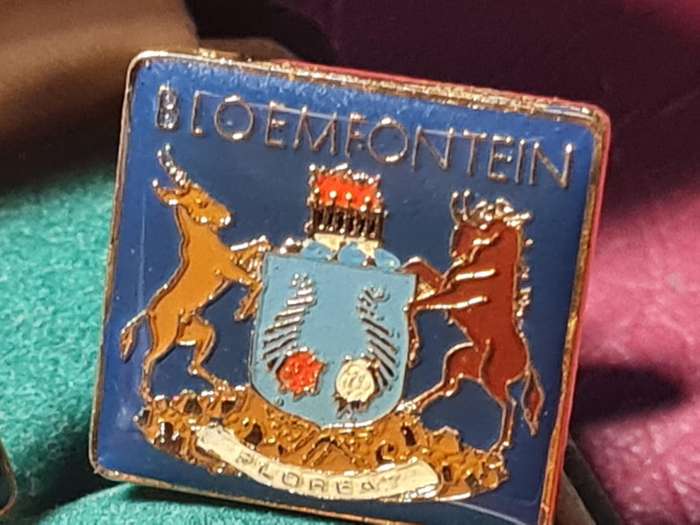 BLOEMFONTEIN CUFFLINKS IN EXCELLENT CONDITION. [20 mm x 20mm]