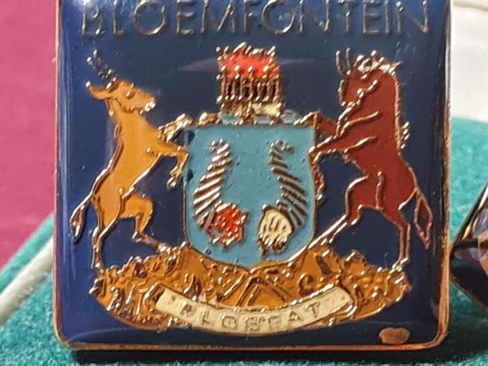 BLOEMFONTEIN CUFFLINKS IN EXCELLENT CONDITION. [20 mm x 20mm]