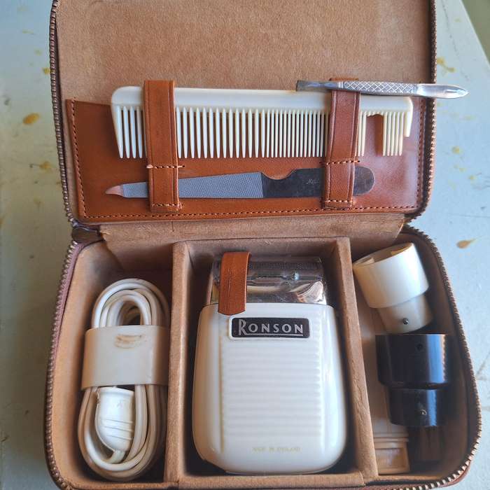 Vintage Ronson shaver from England in pouch
