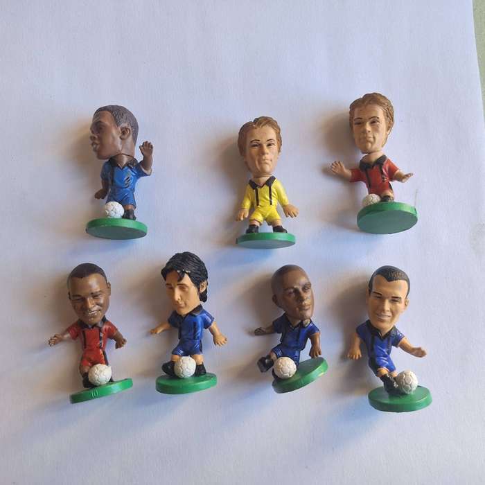 7 x classic soccer characters 5cm in height