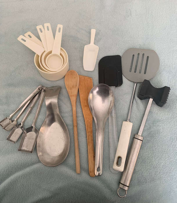 Assorted kitchen items