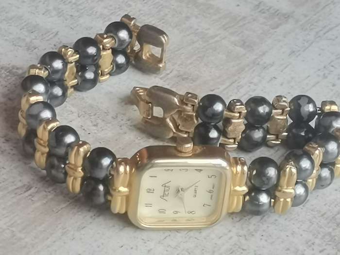 $$$BLACK FRIDAY$$$ STUNNING LADIES ACTUA WATCH IN EXCELLENT WORKING CONDITION